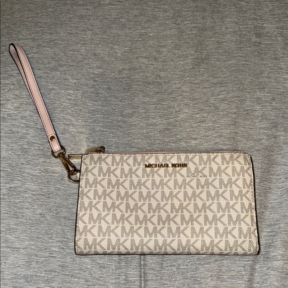 Michael Kors Handbags - Michael Kors Wallet Wristlet